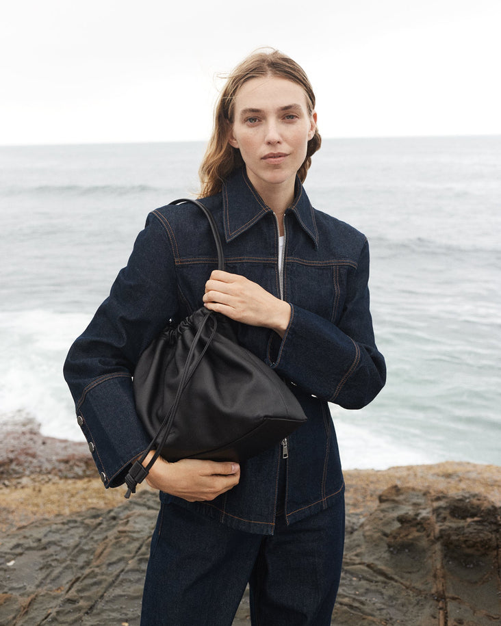 Fin Shoulder Bag: Black